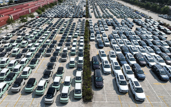 De nieuwe energievoertuigen van China versnellen hun toegang tot de Midden -Oosterse markt, waarbij intelligentie en lokalisatie belangrijke factoren worden.